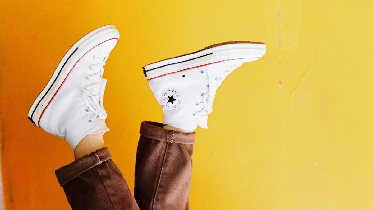 Sneakers For Men: स्टाइल के जमाने में रहना है सबसे आगे तो आज ही ट्राई करें ये स्नीकर्स, मिलेगा इम्प्रेसिव लुक