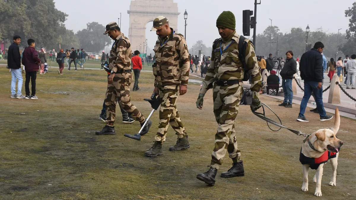 गणतंत्र दिवस से पहले पूरी दिल्ली में बढ़ी सुरक्षा, होटलों से लेकर घरों तक  को जारी हुए ये निर्देश; 8000 से अधिक पुलिसकर्मी रहेंगे तैनात - ncr delhi ...
