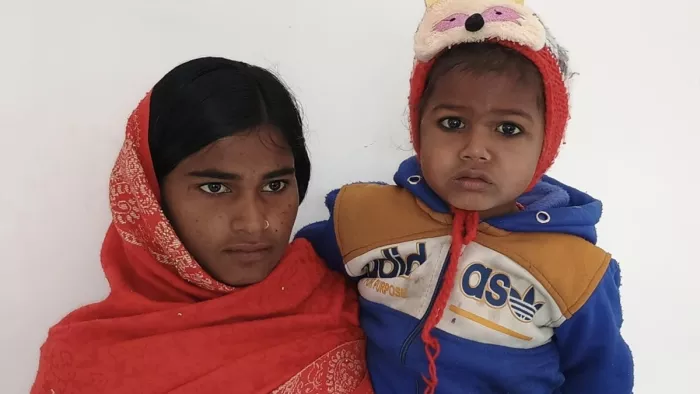 ढाई वर्ष के पुत्र को गोद में लेकर विधवा गुड़िया (जागरण)