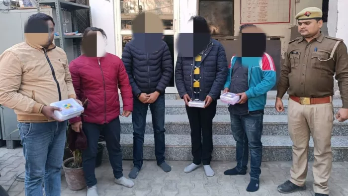 फ्लैट में चल रहा था देह व्यापार, मौके छह महिलाएं और पुरुष मिले