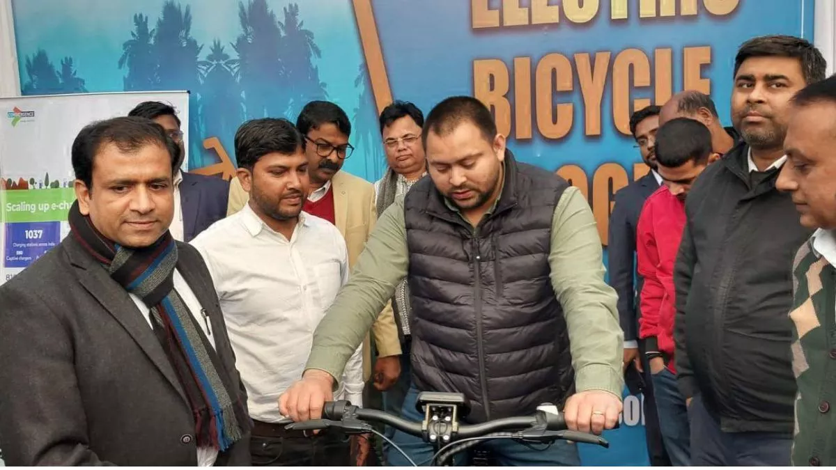 Bihar News: ईवी एक्सपो में डिप्टी सीएम Tejashwi Yadav को रास आई ई-साइकिल की सवारी, फुल चार्ज पर चलेगी 80 KM