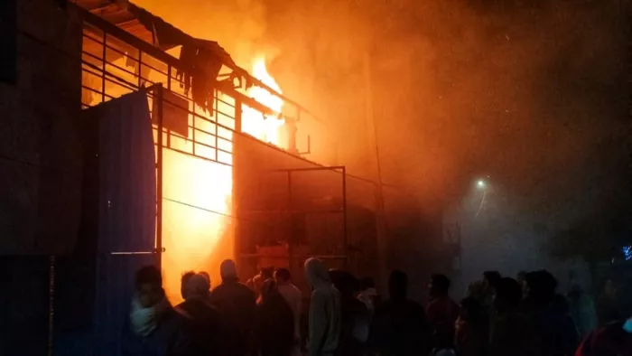 गाजियाबाद में लकड़ी के गोदाम में लगी भीषण आग।