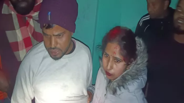 गिद्धौर के पंच मंदिर में परिणय सूत्र में बंधते मुकेश और पूर्णिमा, मंदिर परिसर में लगी ग्रामीणों की भीड़