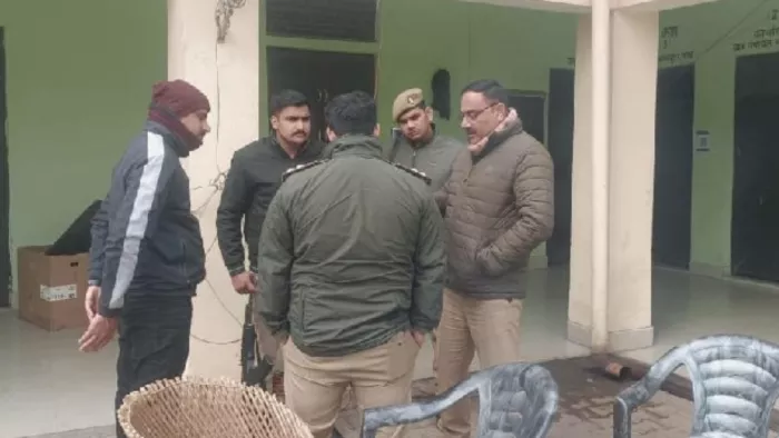 नदरई पुलिस चौकी पर घटना को लेकर अधीनस्थों से चर्चा करते कोतवाली प्रभारी निरीक्षक डॉ. सुधीर सिंह राघव।- जागरण