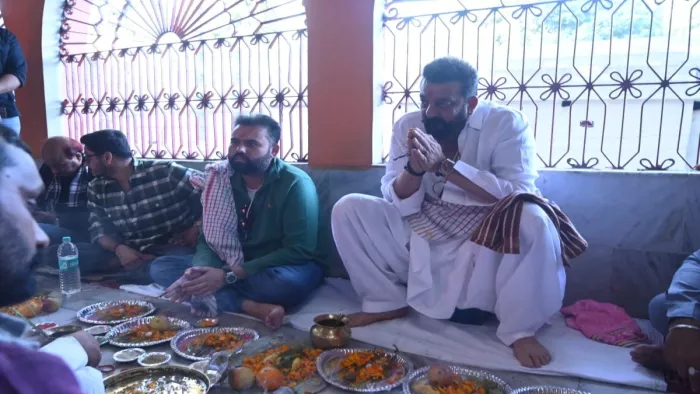 विष्णुपद मंदिर परिसर में पिंडदान कर कर्मकांड करते सिने स्टार संजय दत्त