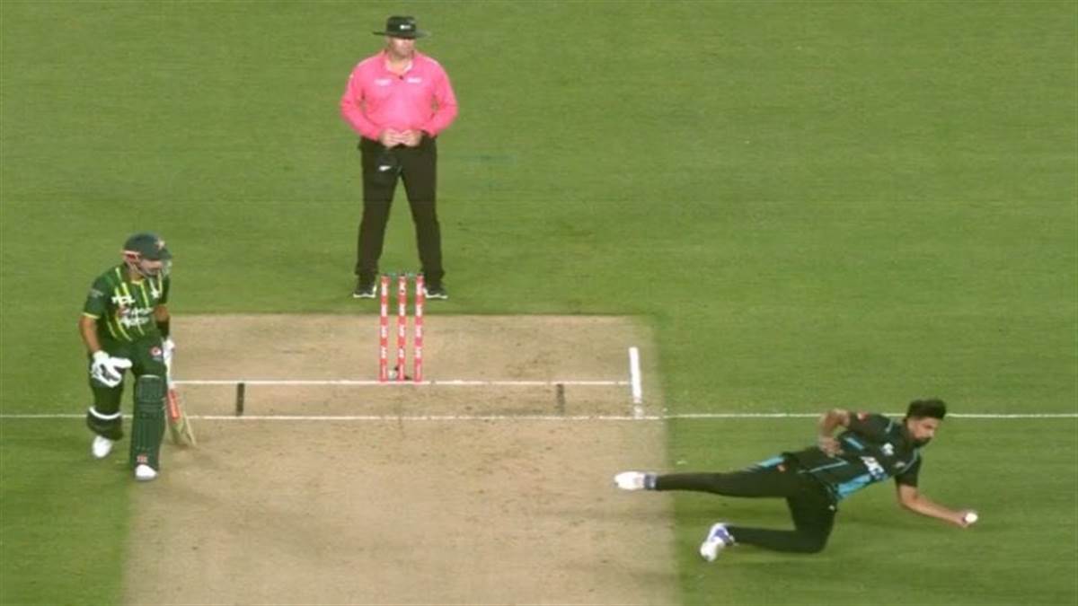 ish sodhi took brilliant catch of fakhar zaman in 1st t20 match of nz vs pak video goes viral babar azam kane williamson daryl mitchell