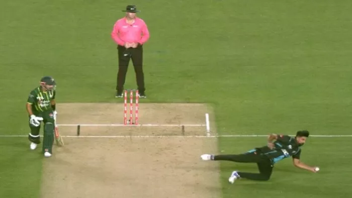 NZ vs PAK: ईश सोढ़ी ने एक हाथ से लपका शानदार कैच।