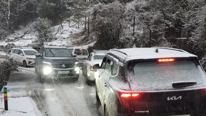 उत्तराखंड में बारिश और बर्फबारी से जनजीवन बेहाल।