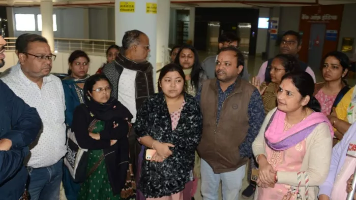 स्कूल में शिकायत करने पहुंचे अभिभावक। फोटो- जागरण