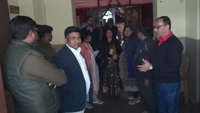 निरीक्षण करने पहुंचे एसडीएम राजेश कुमार और शिक्षा विभाग के अधिकारी