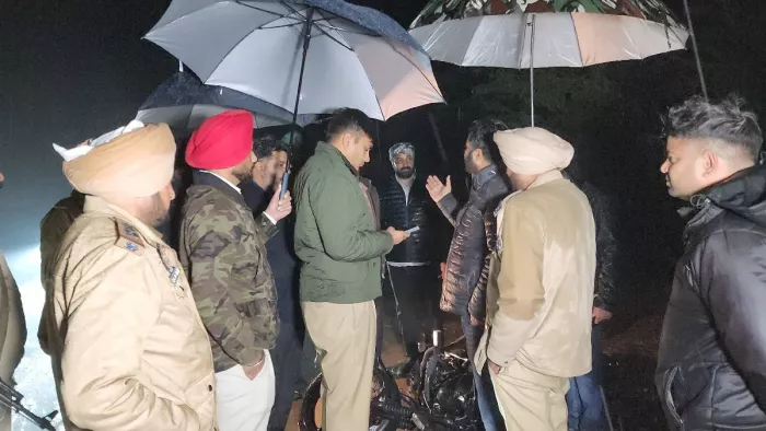 मुठभेड़ के बाद जांच करते पुलिस के अधिकारी