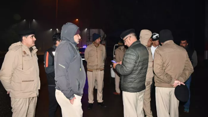 बदमाशों में हुई मुठभेड़ के बाद घटनास्थल पर पुलिस जांच करते हुए। (फोटो- जागरण)