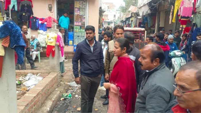 एसडीएम वंदना मिश्रा ने मस्जिद की 12 दुकानों का निरीक्षण किया। जागरण