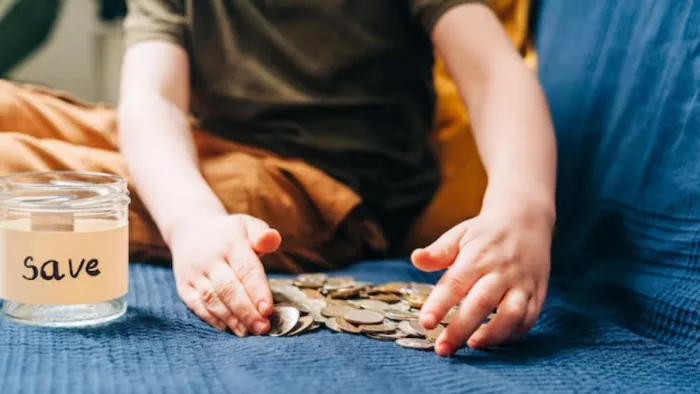 बच्चों में ऐसे डालें बचत करने की आदत (Picture Courtesy: Freepik)