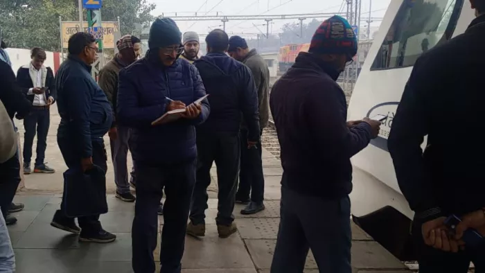 अयोध्या जा रही वंदे भारत का अलीगढ़ में खराब हुआ इंजन।
