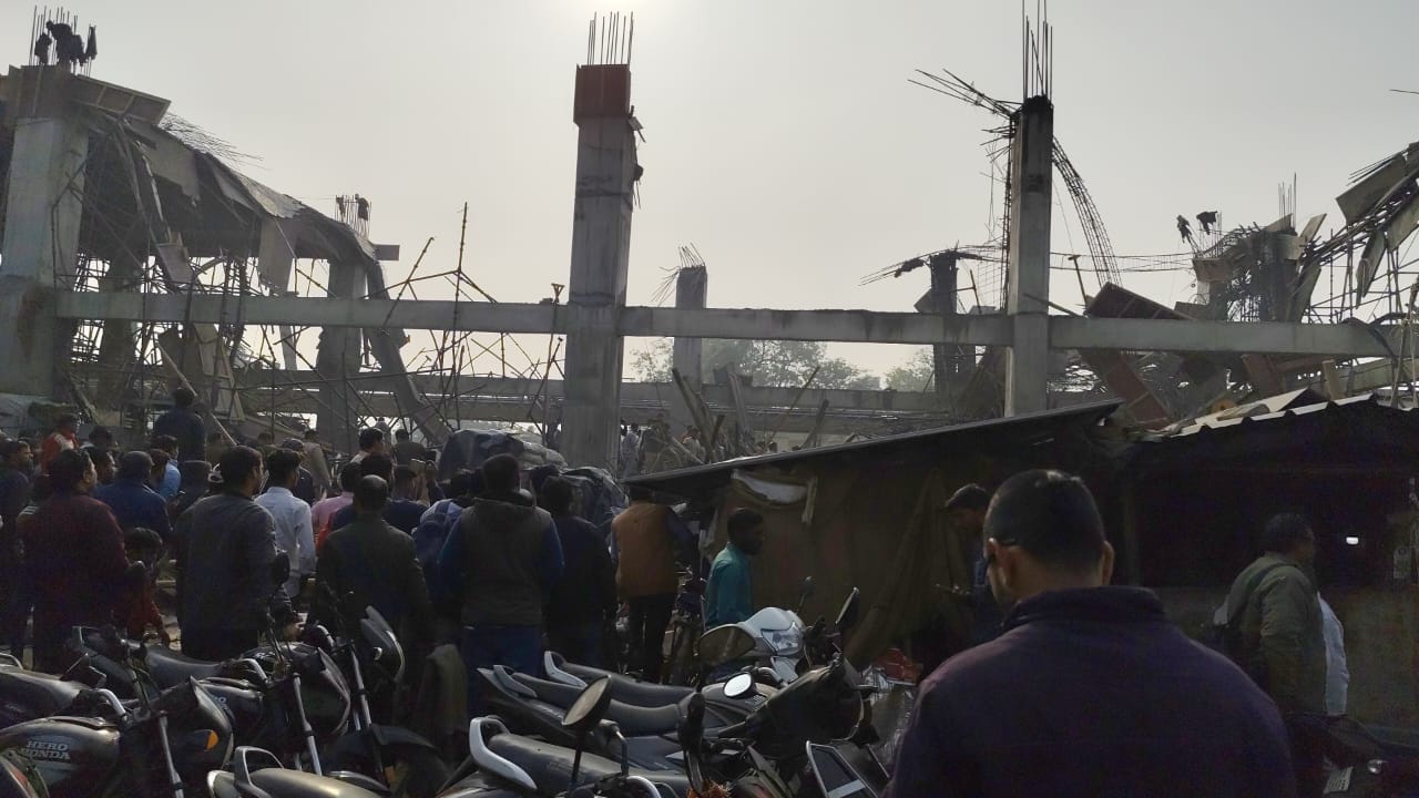 UP News: कन्नौज रेलवे स्टेशन पर बड़ा हादसा, अचानक गिरा निर्माणाधीन भवन ...