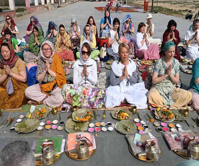 Devotees from Russia come for moksha of ancestors Do pind daan at Gaya
