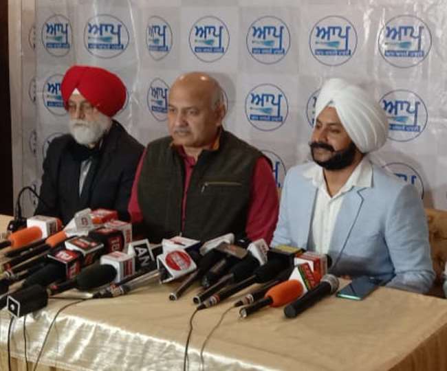 अमृतसर में पत्रकारों से बातचीत करते मनीष सिसोदिया। जागरण