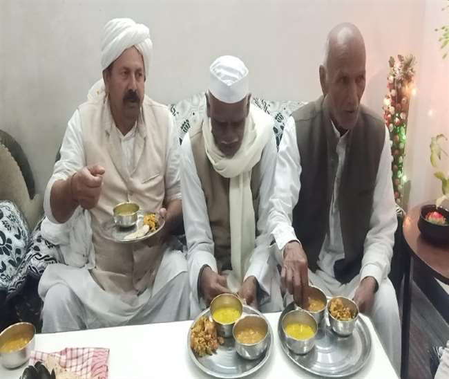 सम्भल जिले के सिंहपुर सानी गांव में भोजन करते नरेश टिकैत।
