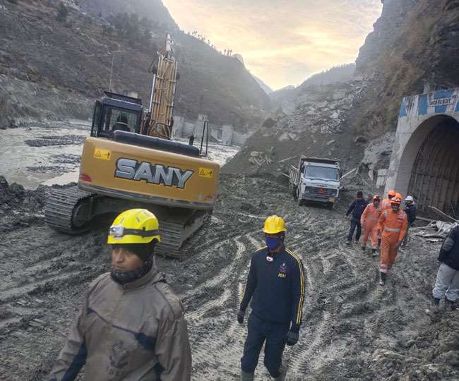 टनल में अब भी फंसी हैं कई जिंदगियां।