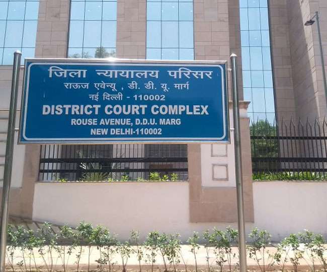 पर्यावरण मंत्रालय के पूर्व उप निदेशक नीरज खत्री को राउज एवेन्यू की विशेष अदालत ने दोषी करार दिया है।