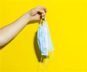 CDC ने कोरोना के नए स्ट्रेन से बचाव के लिए दो मास्क पहनने की दी सलाह