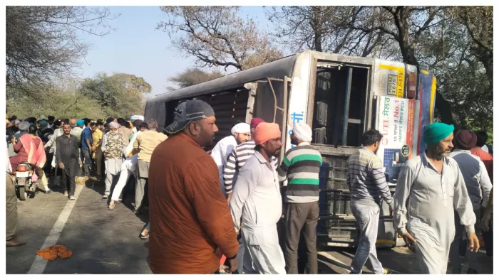 अचानक कार सामने आने से बीच सड़क पर पलटी यात्रियों से भरी बस, दो दर्जन से ज्यादा लोग घायल