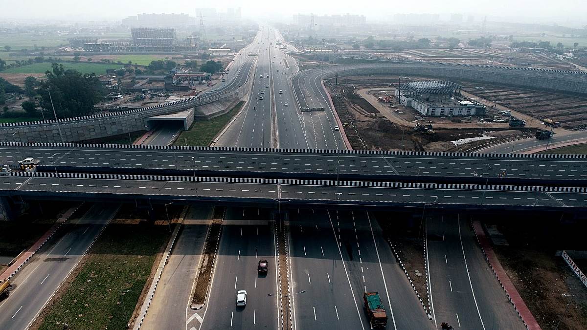 https://www.jagranimages.com/images/newimg/12022023/12_02_2023-delhi_mumbai_expressway-1200_23327485.jpg