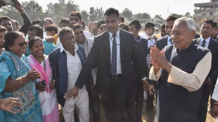 जमुई के मरकट्टा में लोगों का अभिवादन स्वीकार करते मुख्यमंत्री