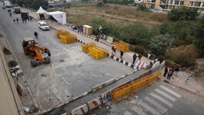 दिल्ली-गाजीपुर बॉर्डर पर लगाए गए बैरिकेड्स और तैनात पुलिस।