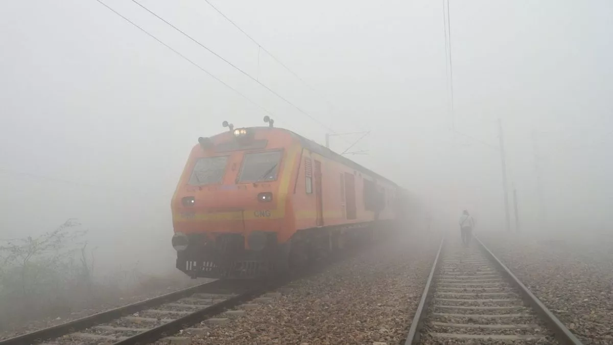 Indian Railways: कोहरे से रेलगाड़ियों की रफ्तार पर लगा ब्रेक, तेलंगाना-हमसफर सहित देरी से चल रही 35 ट्रेनें; देखें List