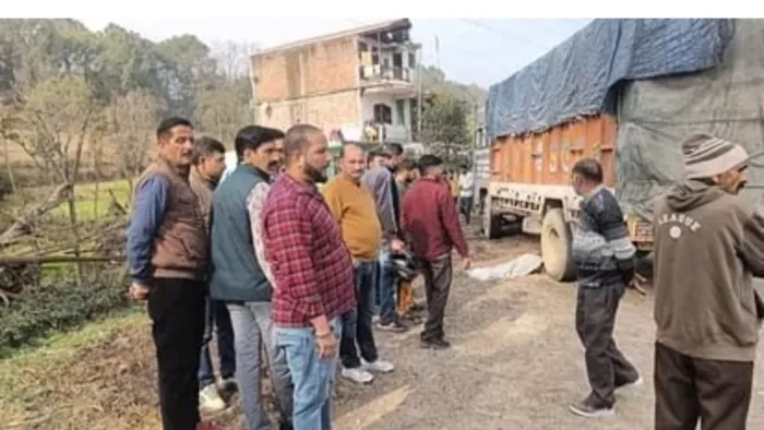 बिलासपुर के घुमारवीं में दर्दनाक हादसा, सीमेंट से लोड ट्रक हुआ अनियंत्रित, चपेट में आने से व्यक्ति की मौत