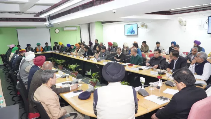 केंद्रीय नेताओं के साथ किसान संगठनों की अहम बैठक शुरू ।