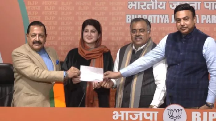 Jammu Kashmir: नेशनल कांफ्रेंस की पूर्व MLC शहनाज गनई ने थामा भाजपा का दामन।