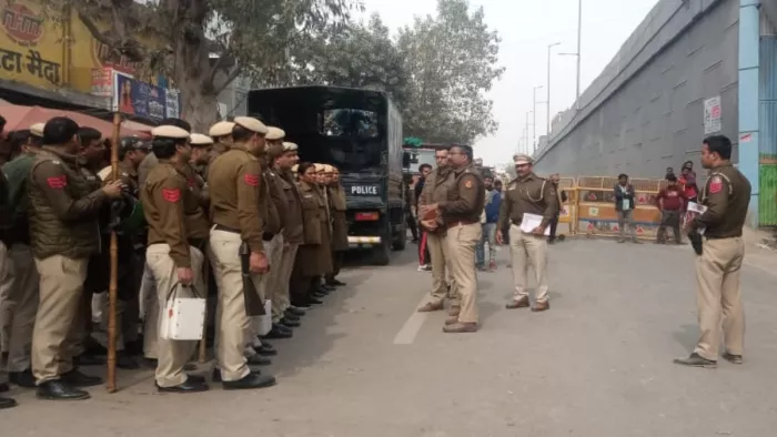 सिंघु बॉर्डर के दोनों सर्विस रोड बंद, फ्लाईओवर से गुजर रहे वाहन।
