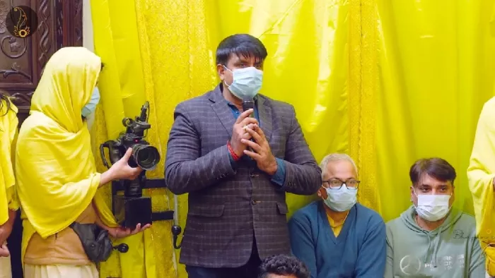 संत प्रेमानंद से आशीर्वाद लेने पहुंचे एनकाउंटर स्पेशिलिस्ट वरिष्ठ उपनिरीक्षक मुनेश सिंह। - फोटो: इंटरनेट मीडिया से।