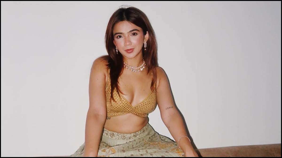 apoorva looking sexy in pic