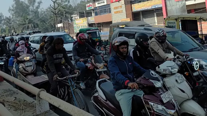 दिल्ली रोड मेवला फ्लाईओवर पर लगा रहा जाम - जागरण