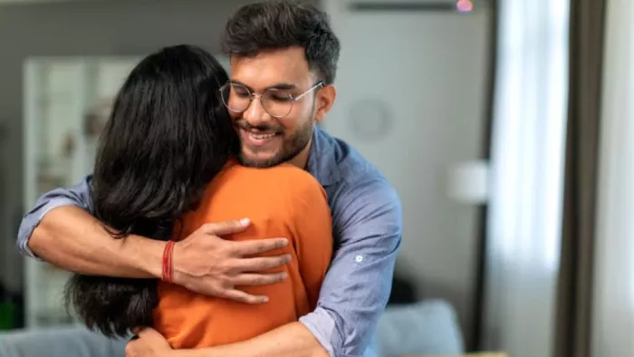 Hug Day 2025: अपने पार्टनर को गले लगाने के हैं कई फायदे (Picture Courtesy: Freepik)
