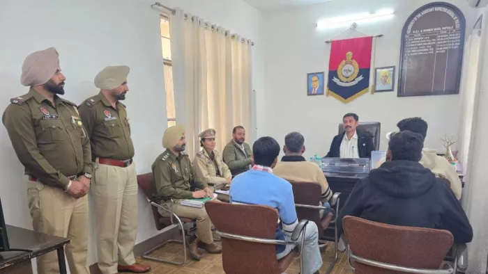 जालंधर पुलिस के साथ बातचीत करते डिपोर्ट होकर लौटे युवक
