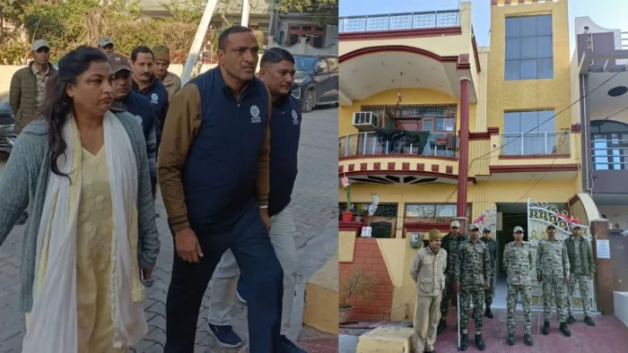 रिटायर्ड दरोगा के घर पर छापेमारी करती विजिलेंस की टीम