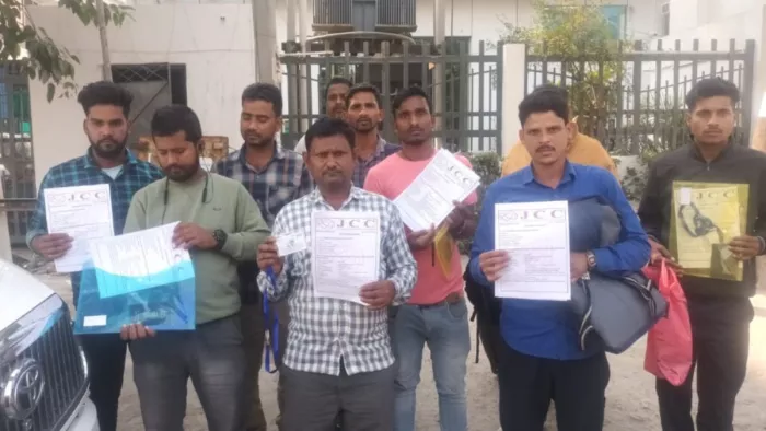 सेक्टर 63 एच ब्लाक स्थित कंपनी के बाहर प्रदर्शन करते नौकरी के नाम पर ठगी के शिकार पीड़ित। जागरण