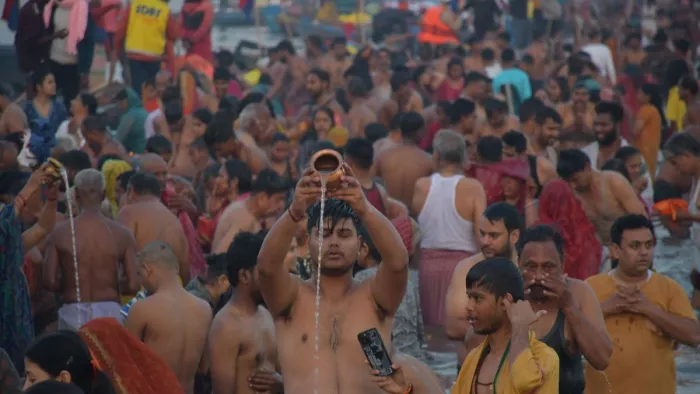 Maha Kumbh मेला में माघी पूर्णिमा स्नान पर्व पर स्नान करते श्रद्धालु।-गिरीश श्रीवास्तव