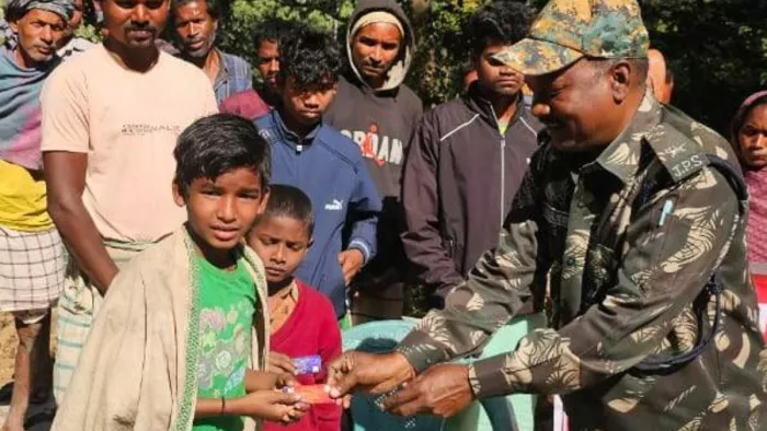 बच्चों को चाकलेट बांटते जवान। जागरण फोटो