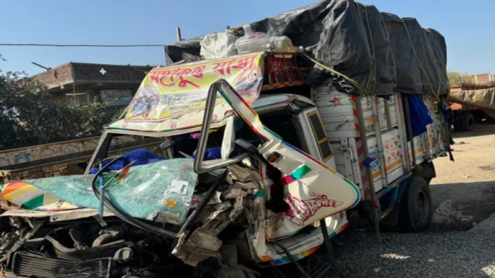 सासाराम में ट्रक से टकराई बोलेरो (जागरण)