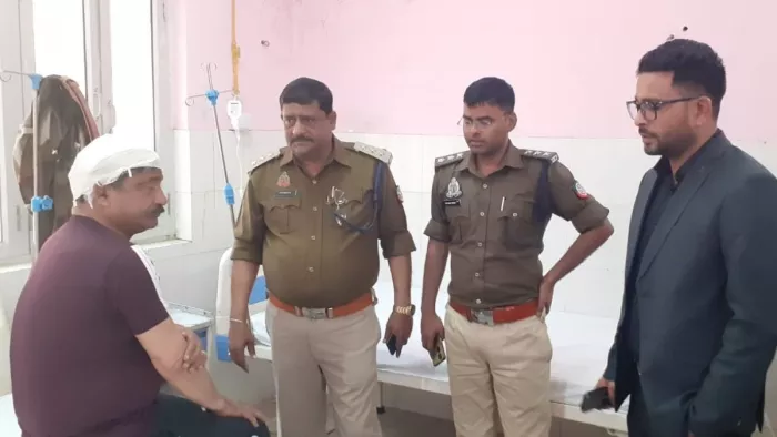 घायल वन दरोगा का हाल जानते डीएफओ विकास नायक (दाएं), साथ में रेंजर श्यामू सिंह (दांए से दूसरे) : जागरण