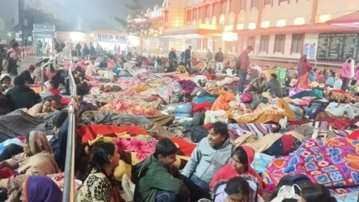 कैंट रेलवे स्टेशन के सर्कुलेंटिंग एरिया में सो रहे श्रद्धालु। जागरण