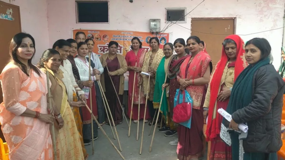 वैलेंटाइन डे से पहले लट्ठ पूजन... क्रांति सेना की महिलाएं बोलीं- ' किसी ने अश्लीलता फैलाई तो खैर नहीं'