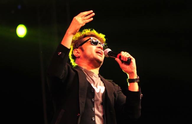 aashiq banaya aapne rocked the city himesh reshammiya performed in the iconic week