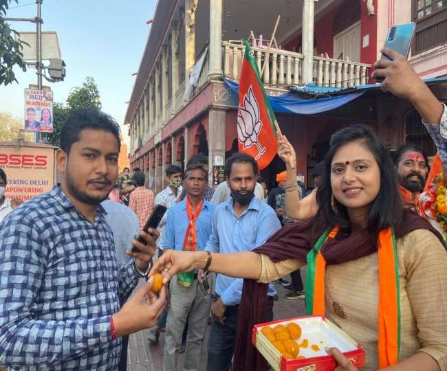 चांदनी चौक् पर जीत की खुशी में लोगों को मिष्ठान बांटा गया।